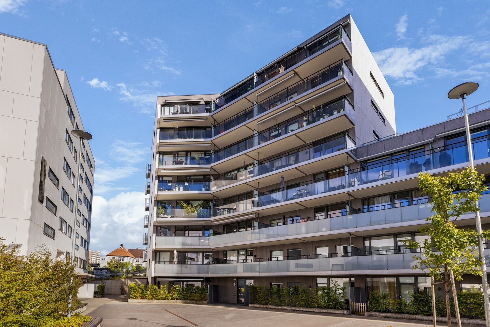 Fasade med inngangsparti på siden Galleribilde