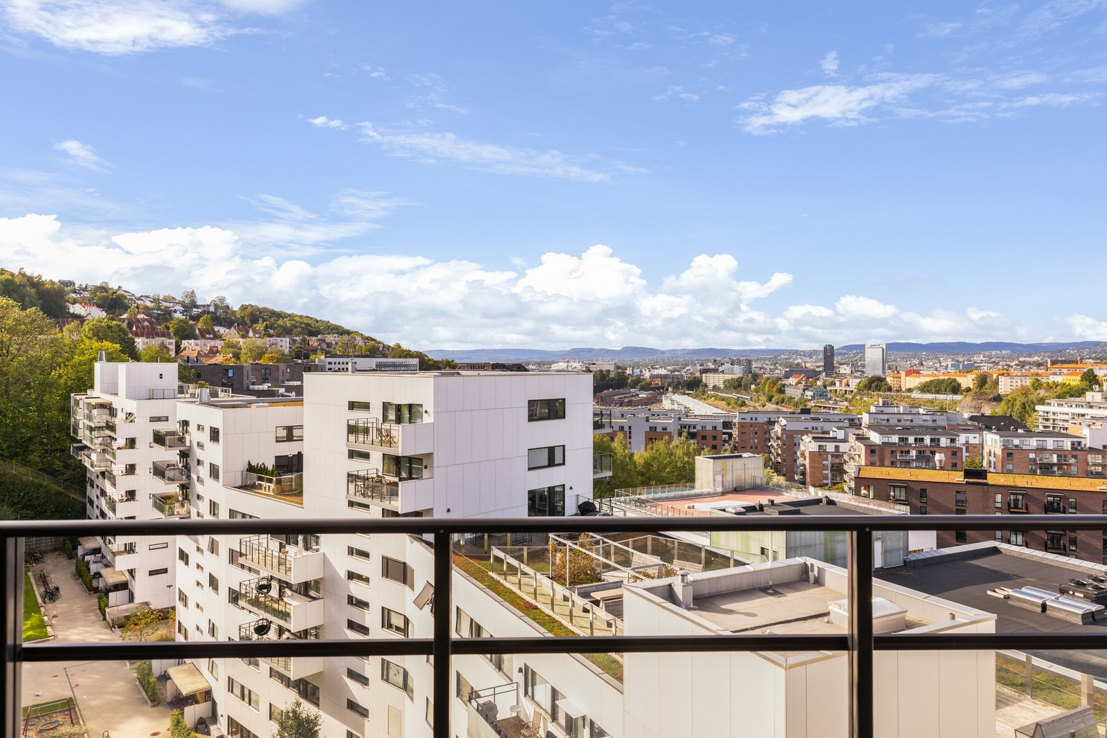 Utsikt med glimt av fjorden Galleribilde