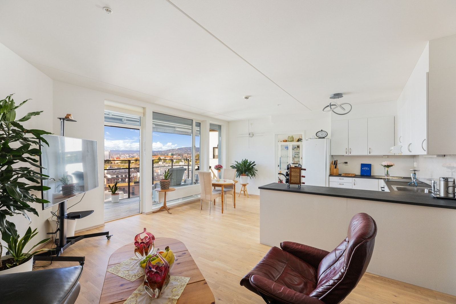 Lufttig stue med god takhøyde på 2,6 m. Galleribilde