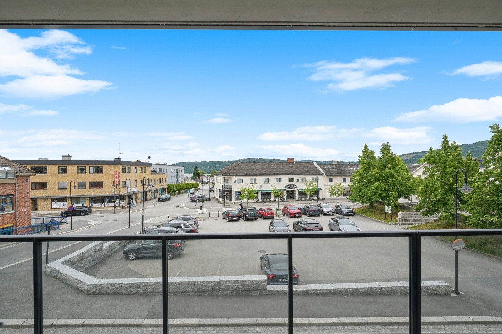 Utsikt over Jevnaker sentrum fra balkong Galleribilde