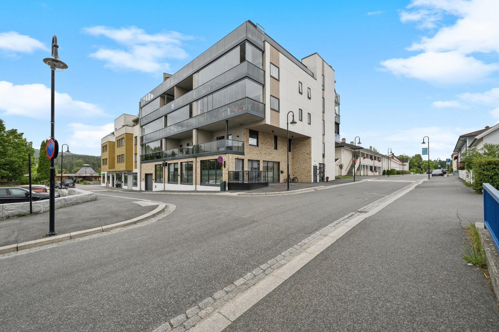 Moderne bygg i gjennomført stil, og vannboren gulvvarme. Galleribilde