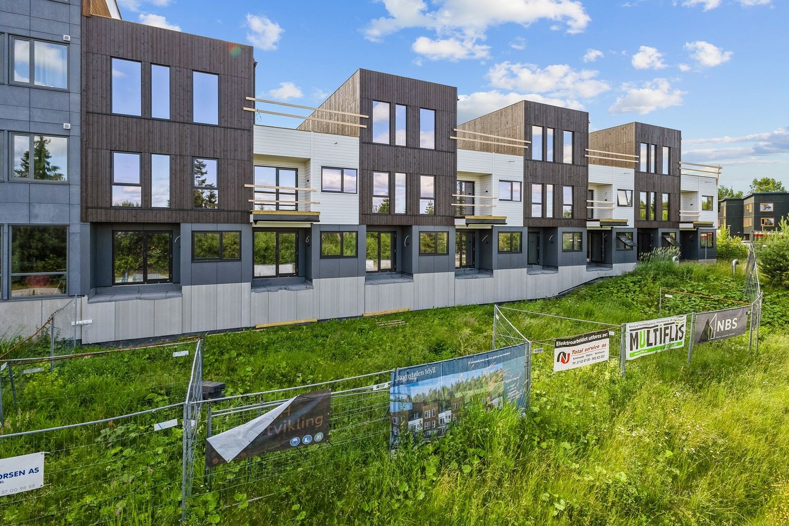 Velkommen til Romstølen idyll på Myra. Stor innholdsrik leilighet over to plan med 3 soverom, takterrasse og 2 stk parkeringsplasser inkl. Galleribilde