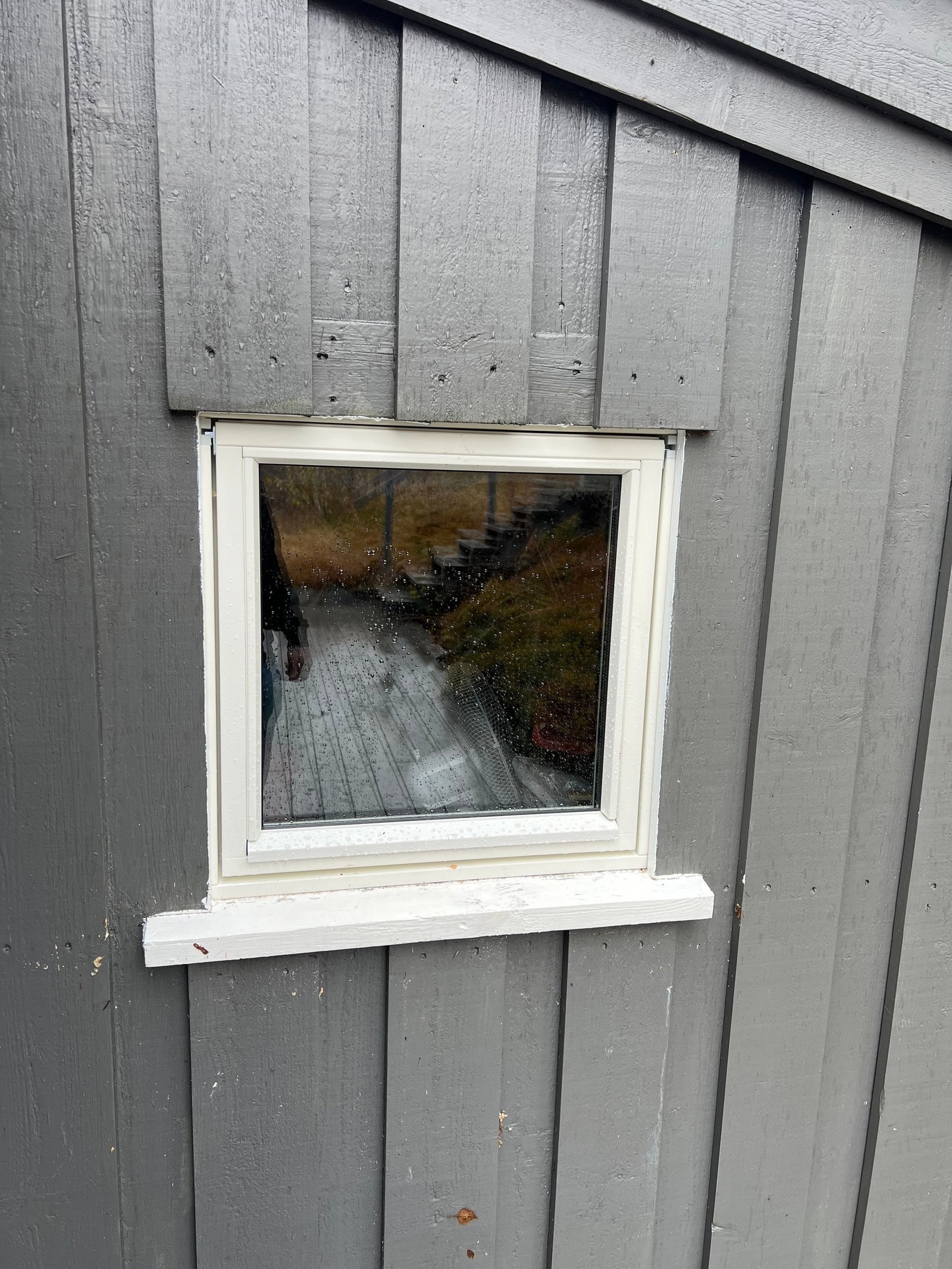 Gammelt vindu på bod er byttet ut med nytt, etter at taksten ble laget. Galleribilde