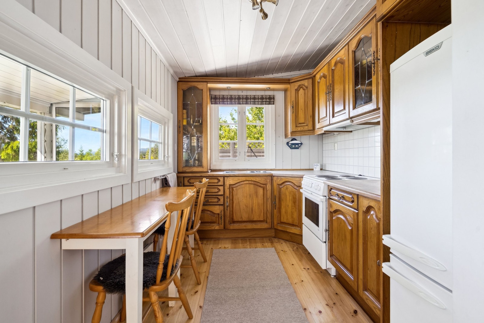 Kjøkken med heltre kjøkkenfronter og benkeplate Galleribilde