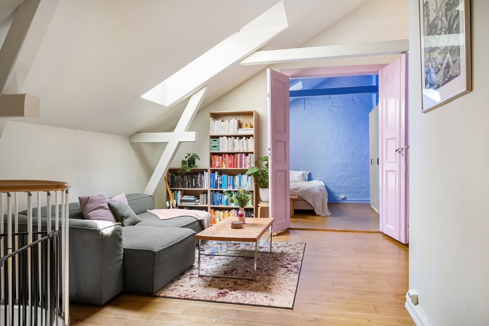 Loftstuen er stor og luftig med imponerende takhøyde og takvindu. Galleribilde