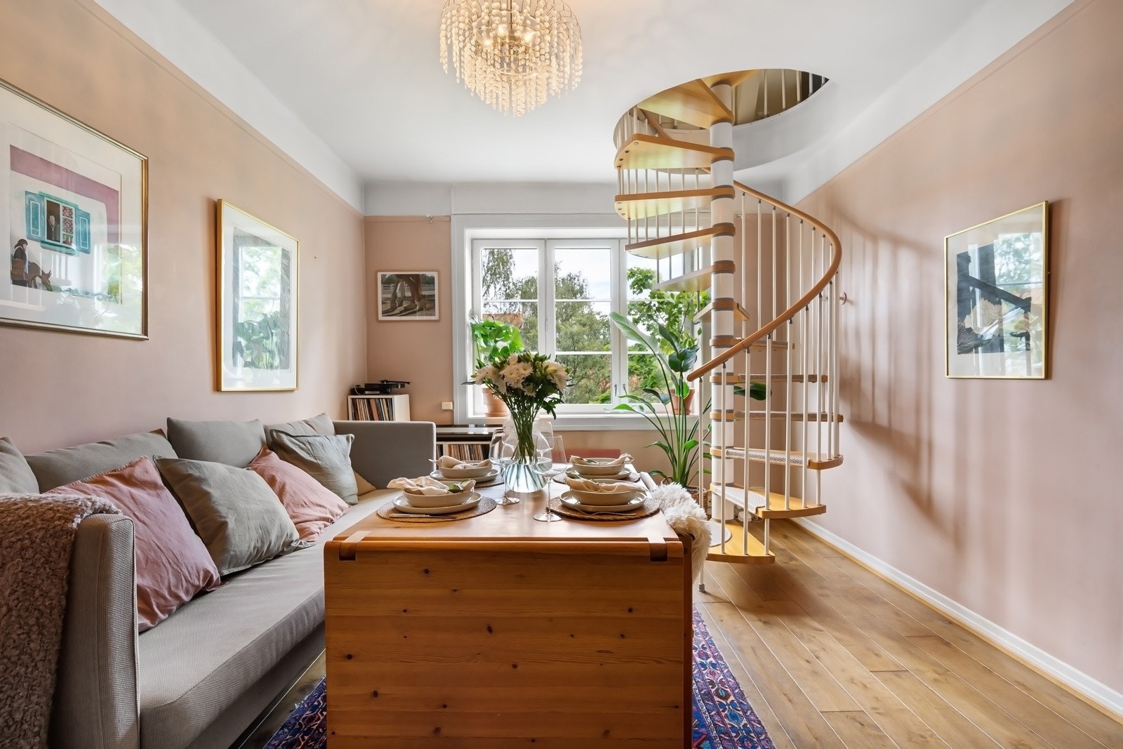 Stuen/spisestuen oppleves som lys og innbydende, med store vindusflater som gir rommet en luftig følelse. Galleribilde