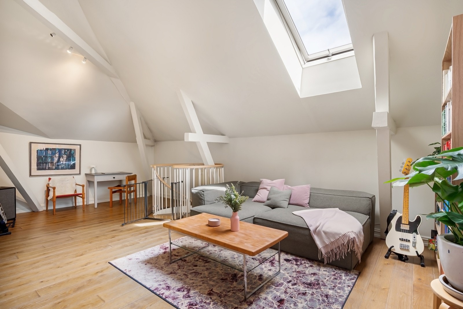 Rommet har god plass til sofagruppe, TV og øvrig møblement. Galleribilde