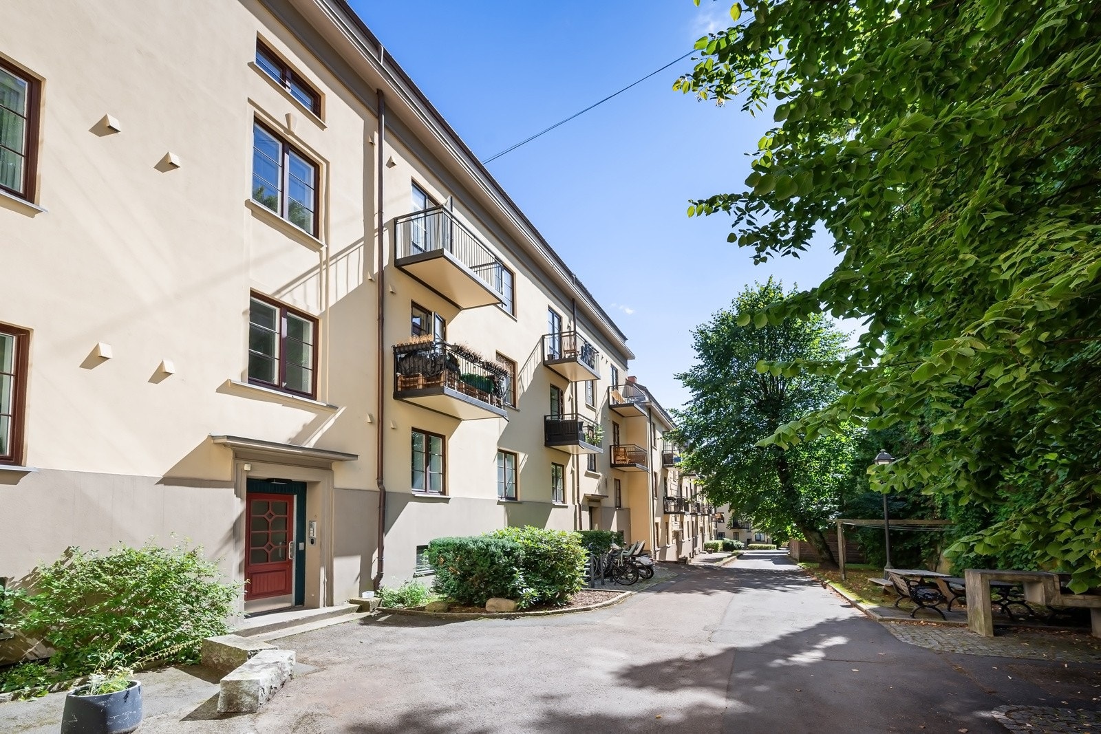 Området har svært gode kolektivtilbud med buss. Nærmeste bussholdeplass er Alexander Kiellands Plass og ligger rett utenfor leiligheten. Galleribilde