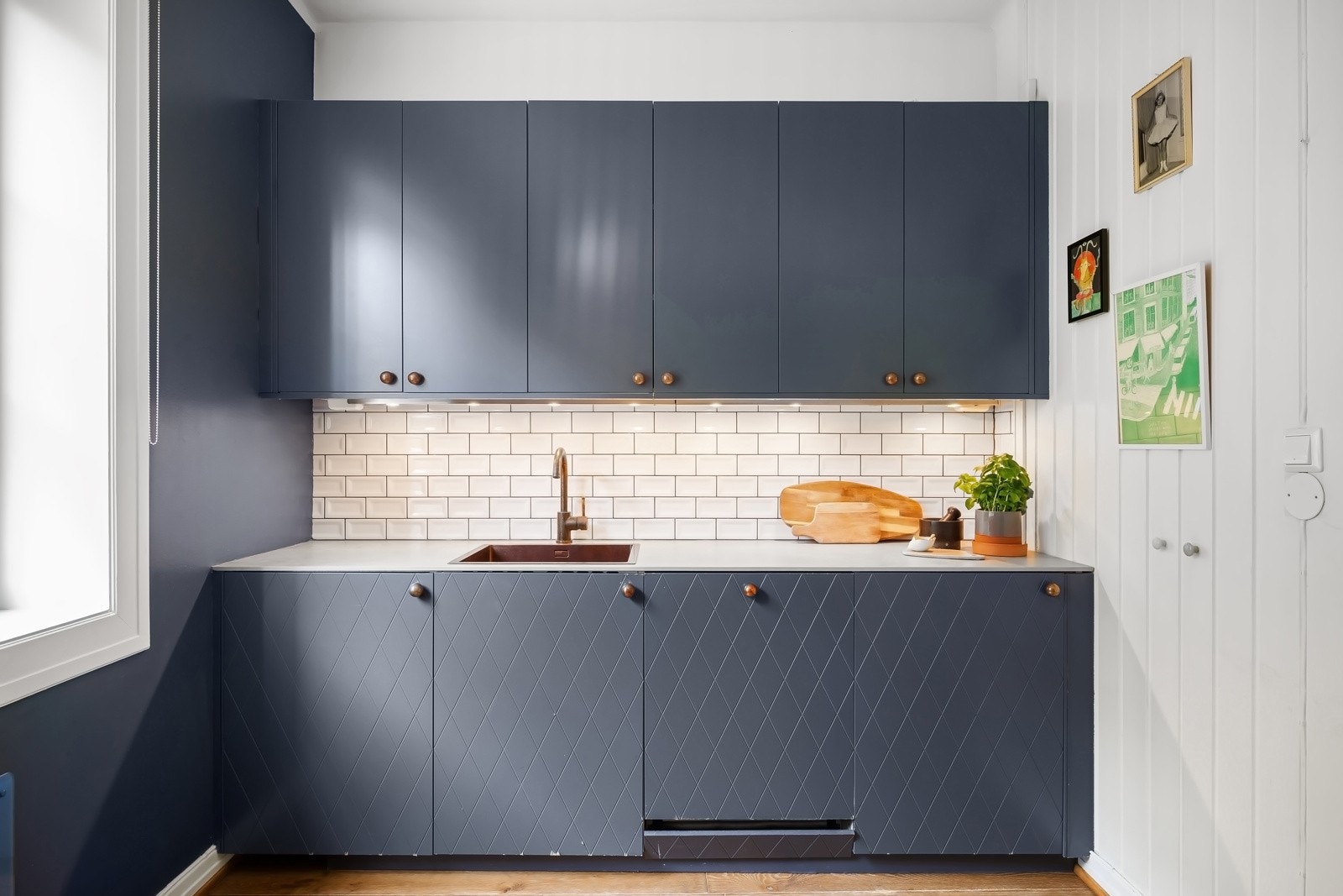 Kjøkkenet har godt med både skap- og benkeplass. Galleribilde