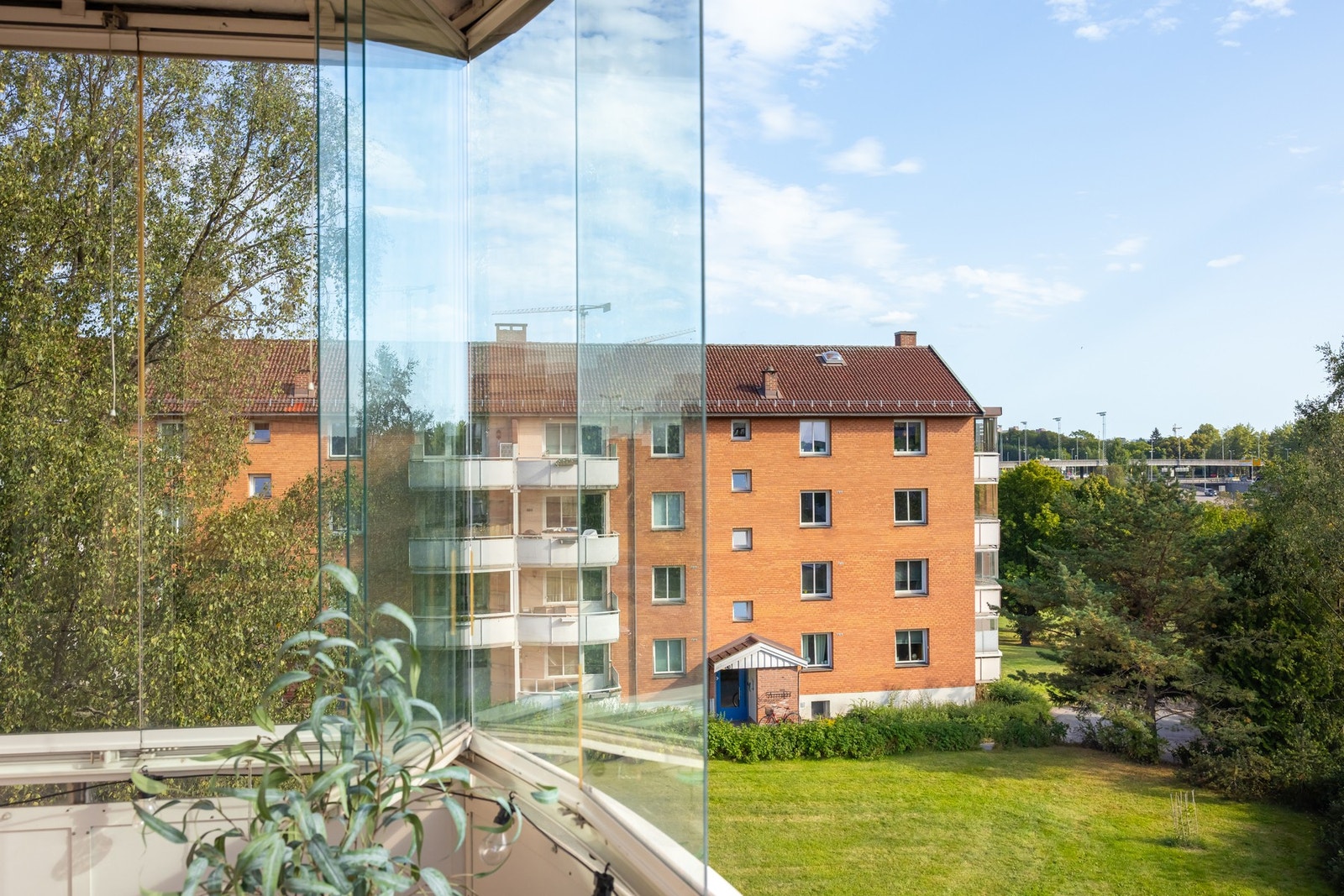 På sommeren kommer solen frem i tidlig formiddag og frem til sent på kveld i følge selger. Galleribilde