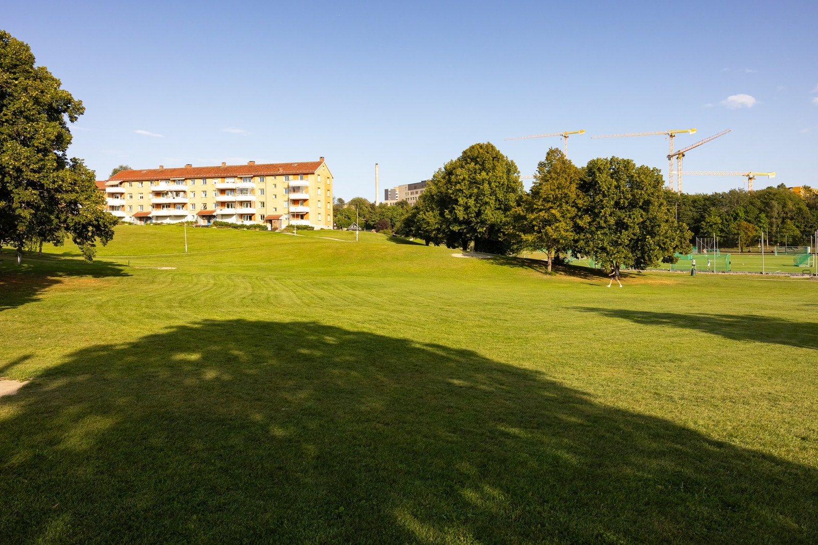 Barnevennlig boområde med lekeplasser og sittegrupper. Galleribilde