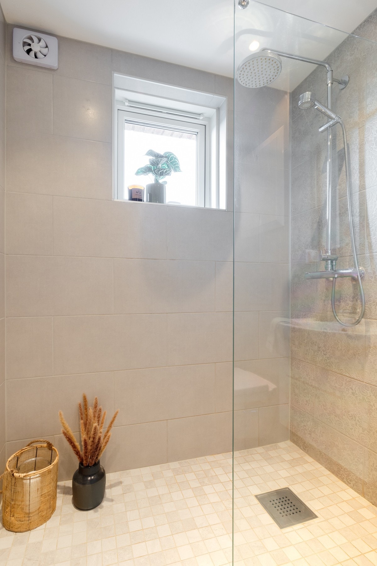 Badet har en romslig dusjnisje med glassvegg. Galleribilde