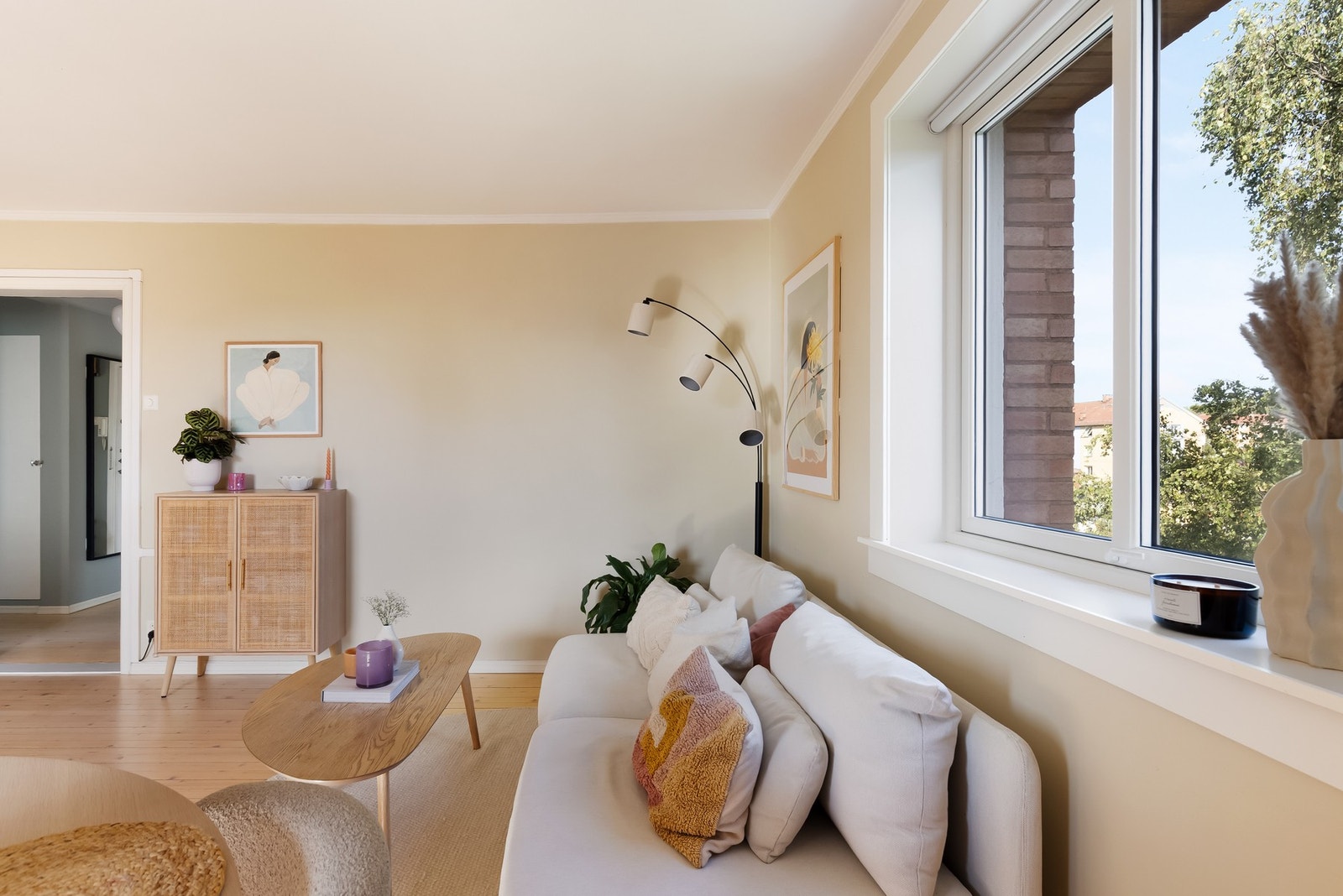 Overflatene er malt i moderne fargevalg og det er originalt tregulv. Galleribilde