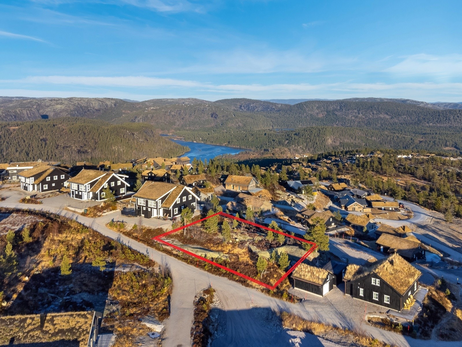 En romslig hyttetomt med panoramautsikt ! (Tomtemarkeringen er ca. Avvik kan forekomme) Galleribilde