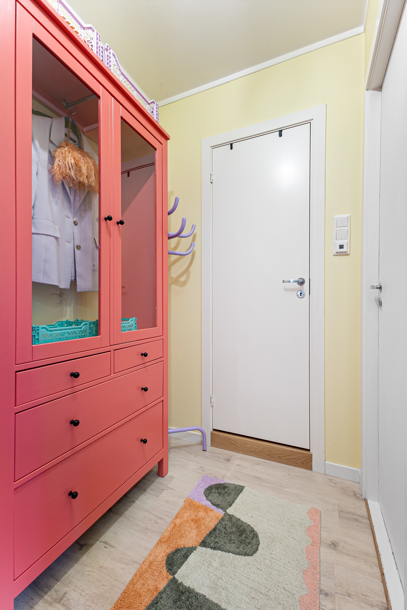 Innbydende entré og gang med plass til å sette fra seg sko og henge fra seg yttertøy. Galleribilde