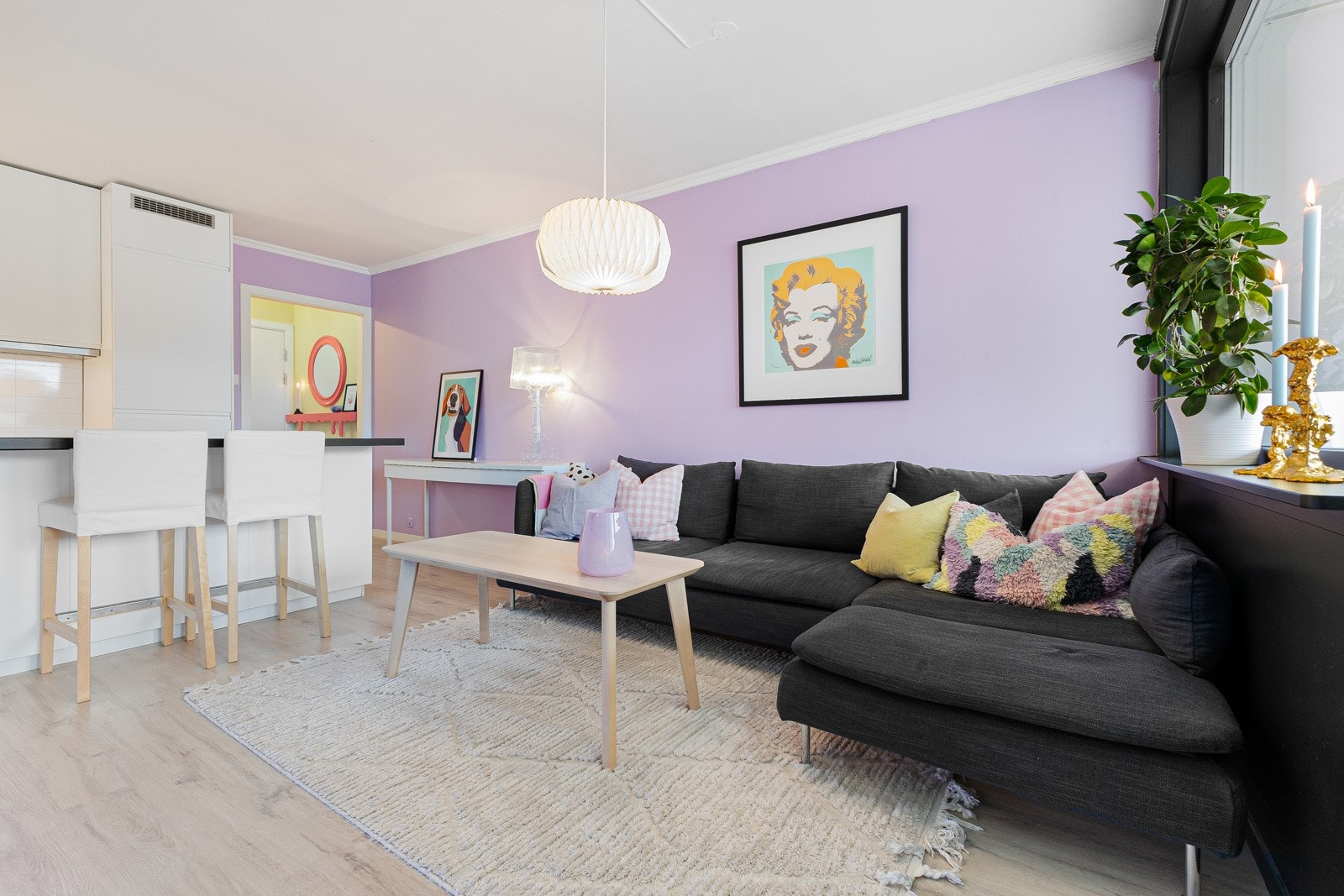 Stue og kjøkken ligger i en fin, åpen løsning og er malt i delikate farger. Galleribilde