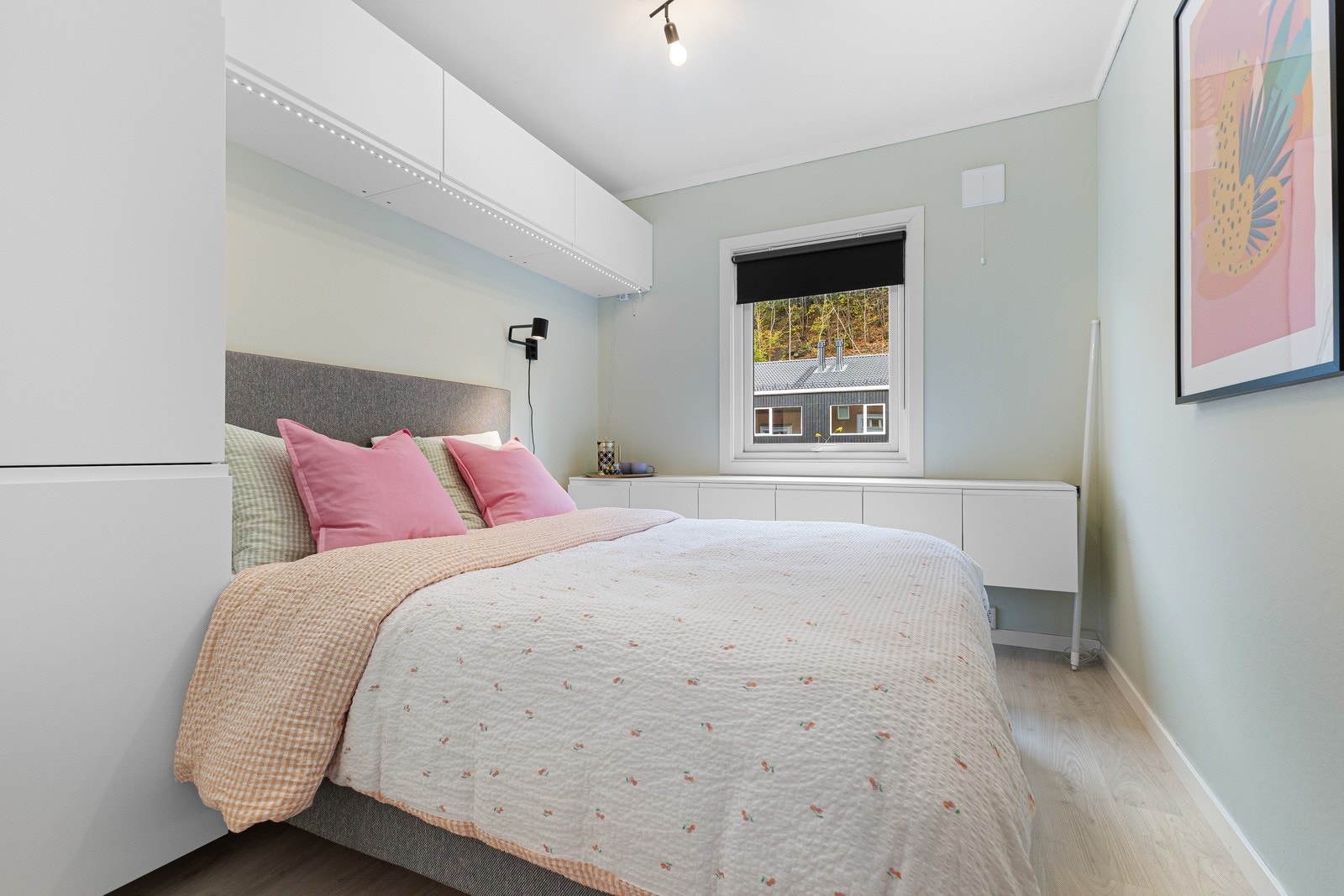 Romslig soverom med god plass til dobbelseng og garderobeskap. Galleribilde