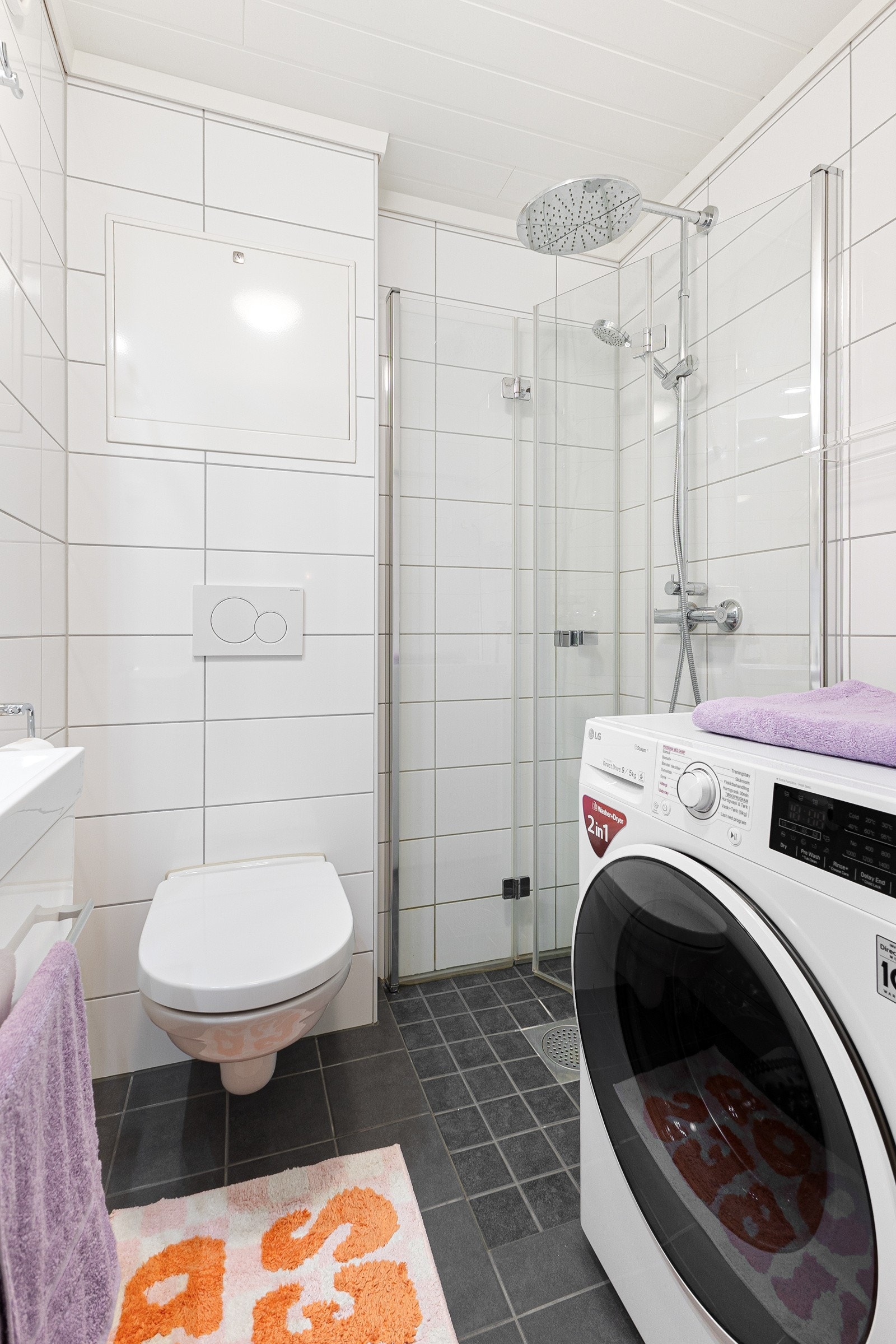 Badet er innredet med dusjnisje, wc, baderomsinnredning, og opplegg for vaskemaskin. Galleribilde