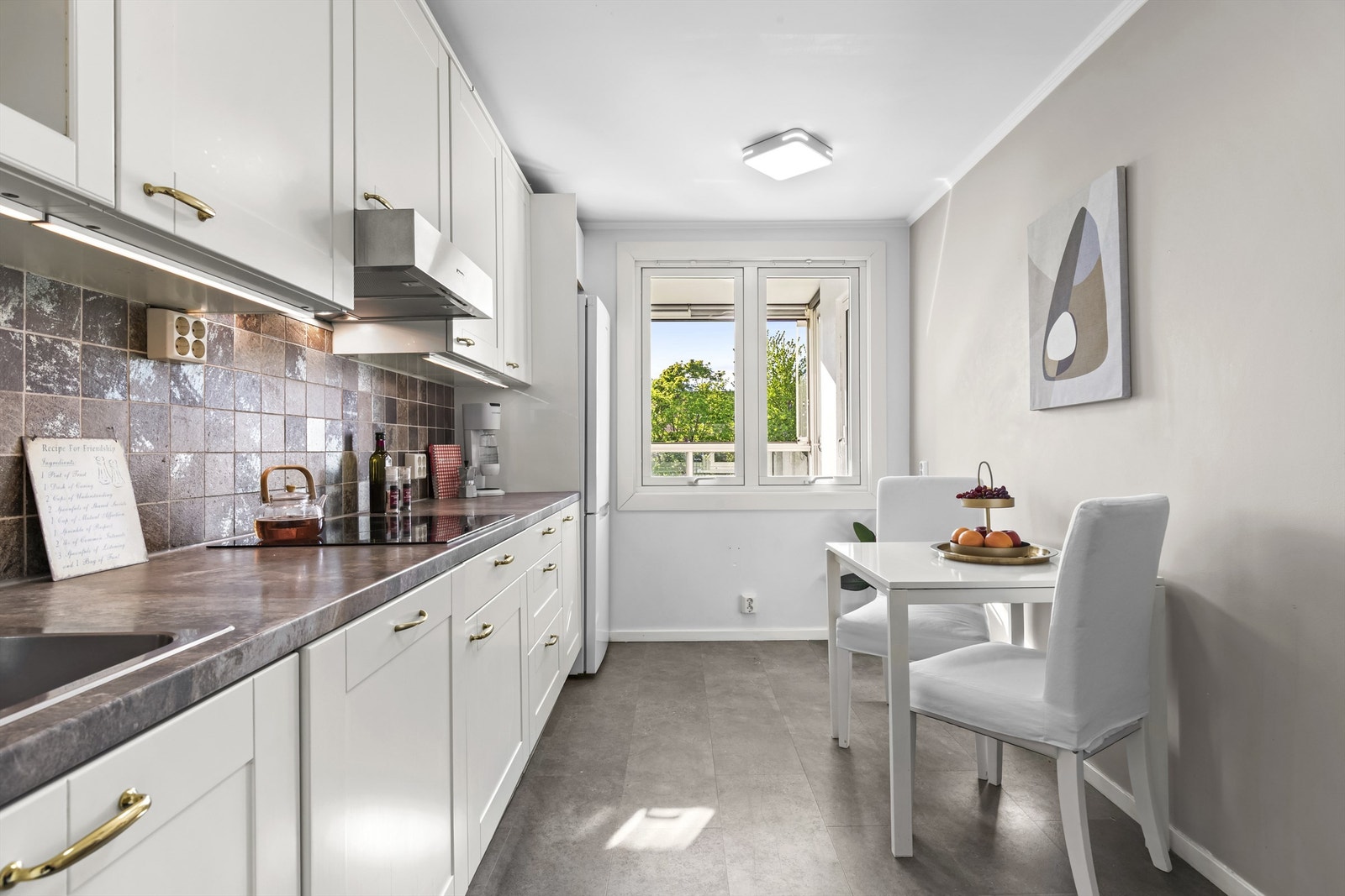 Kjøkken med integrerte hvitevarer. Galleribilde