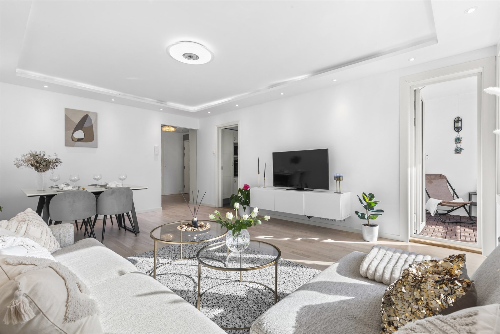 Romslig stue med spiseplass Galleribilde