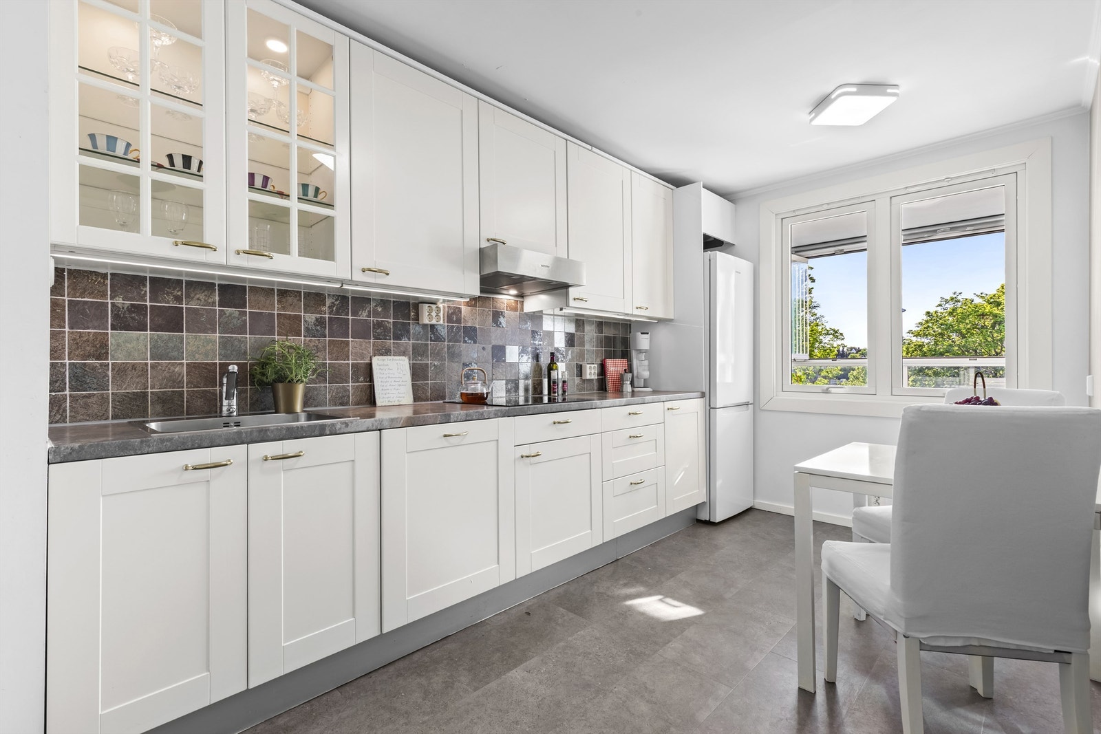 Kjøkkenet er i et lyst og er det god plass til spisebord. Galleribilde