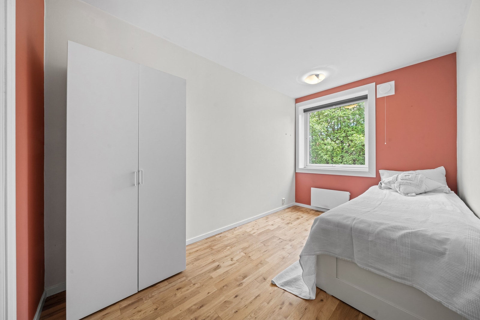 Praktisk og stor garderobeløsning med gode lagringsmuligheter for klær Galleribilde