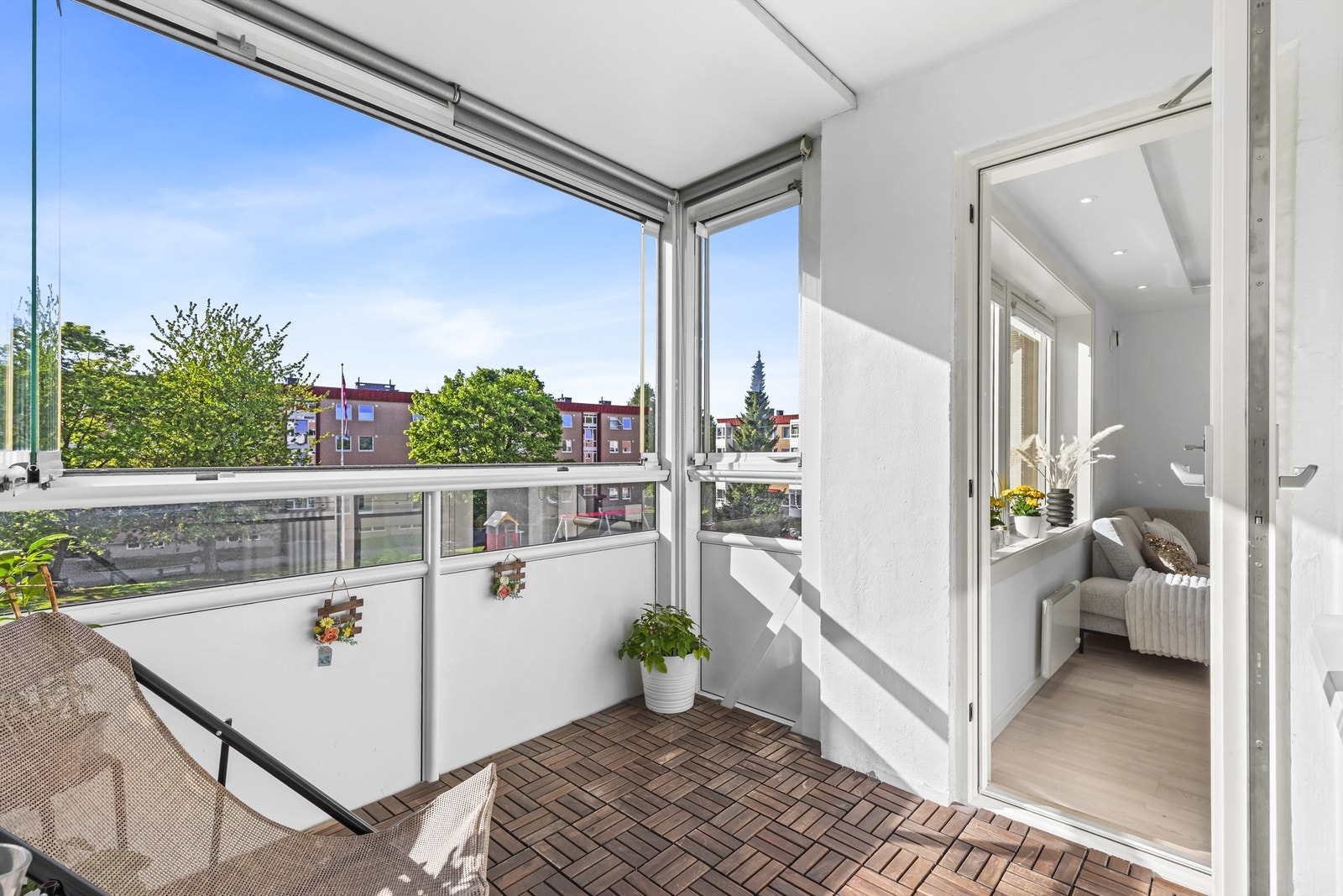 Solrik innglasset balkong med utsyn over nærområde. Galleribilde