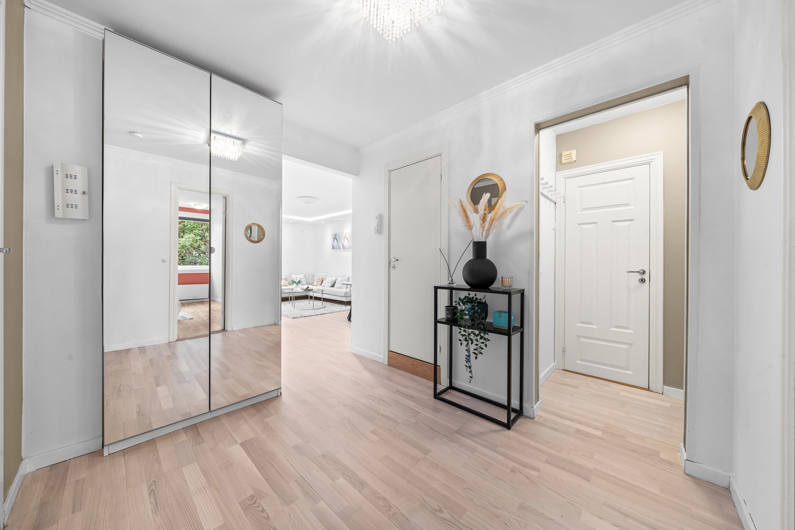 Entréen gir deg et godt førsteinntrykk av leiligheten. Det er plass til å henge fra seg yttertøy og sette fra seg sko. Gangen fører deg videre til alle rom. Galleribilde