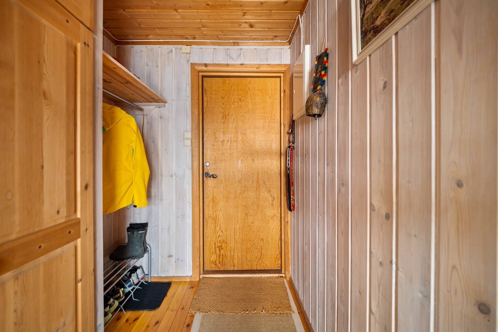 Hytta består av to separate etasjer, og hovedetasjen har en gang med garderobenisje. Galleribilde