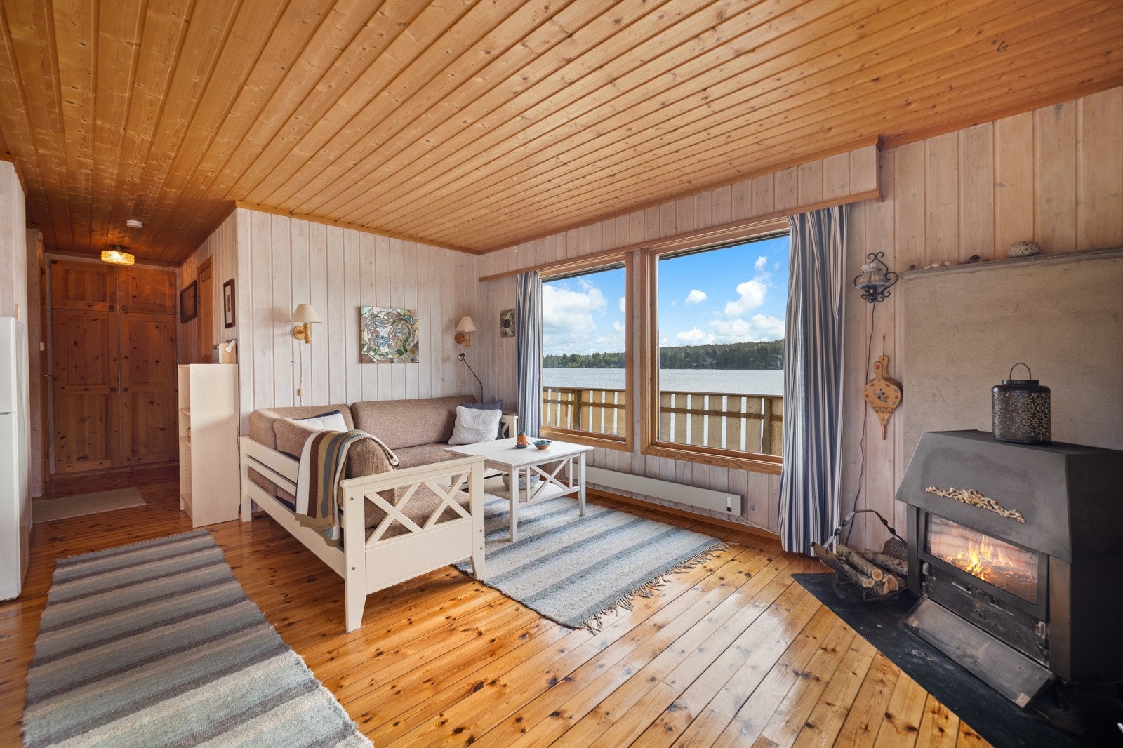 Stuen innbyr til hygge fra tidlig morgen til sent på kveld. Galleribilde