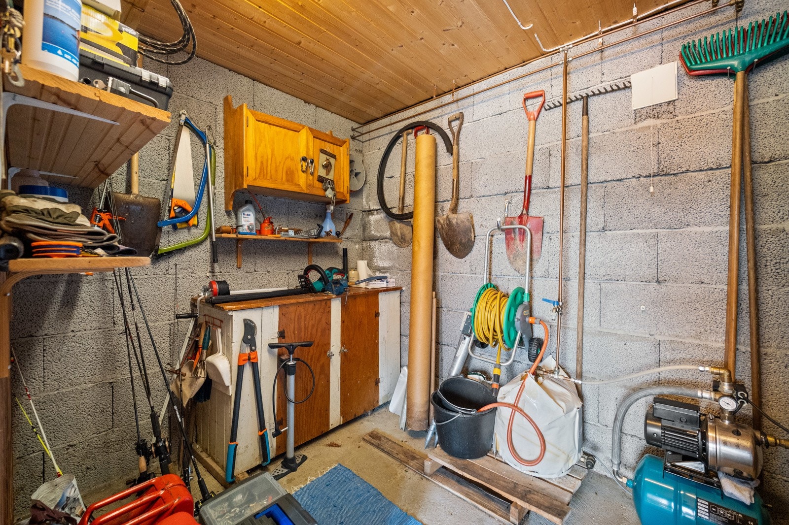 Ekstra lagringsplass finnes på loftet, i kjellerboden og i en frittstående utebod. Galleribilde