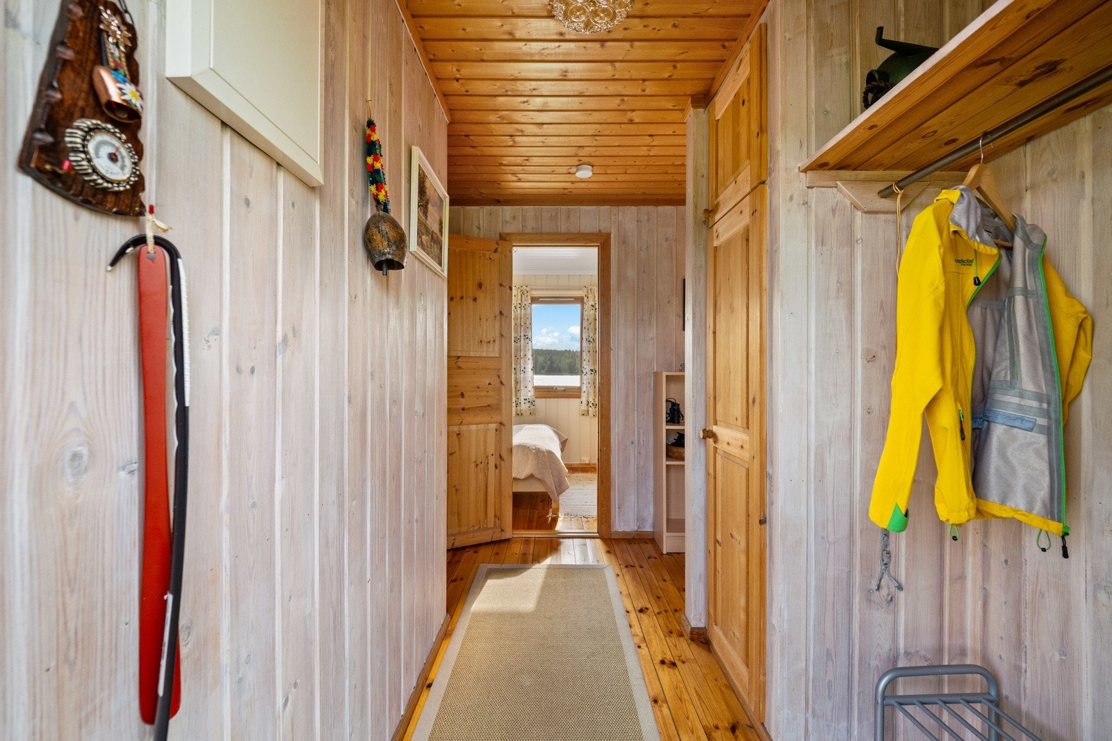 Yttertøyet ryddes også bort i et innebygd skap i gangen. Galleribilde