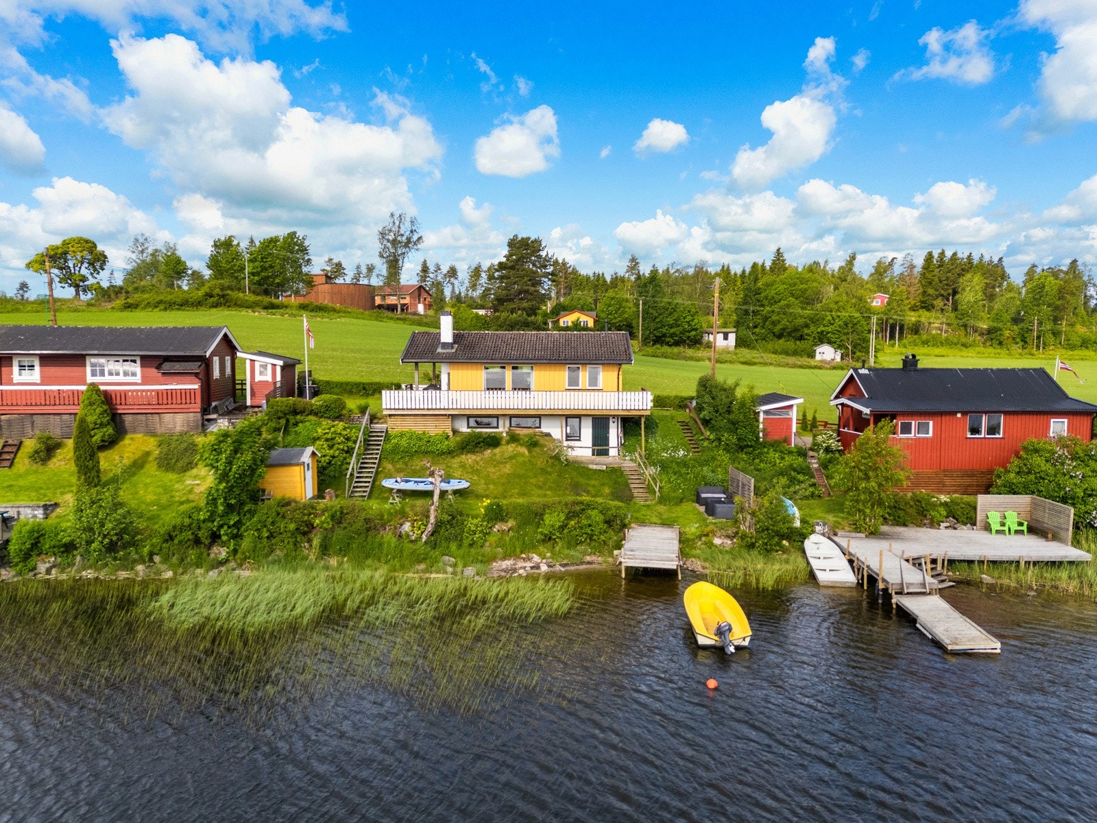 Alt er tilrettelagt for ekte sommeridyll med bading, båtliv og fiske. Galleribilde