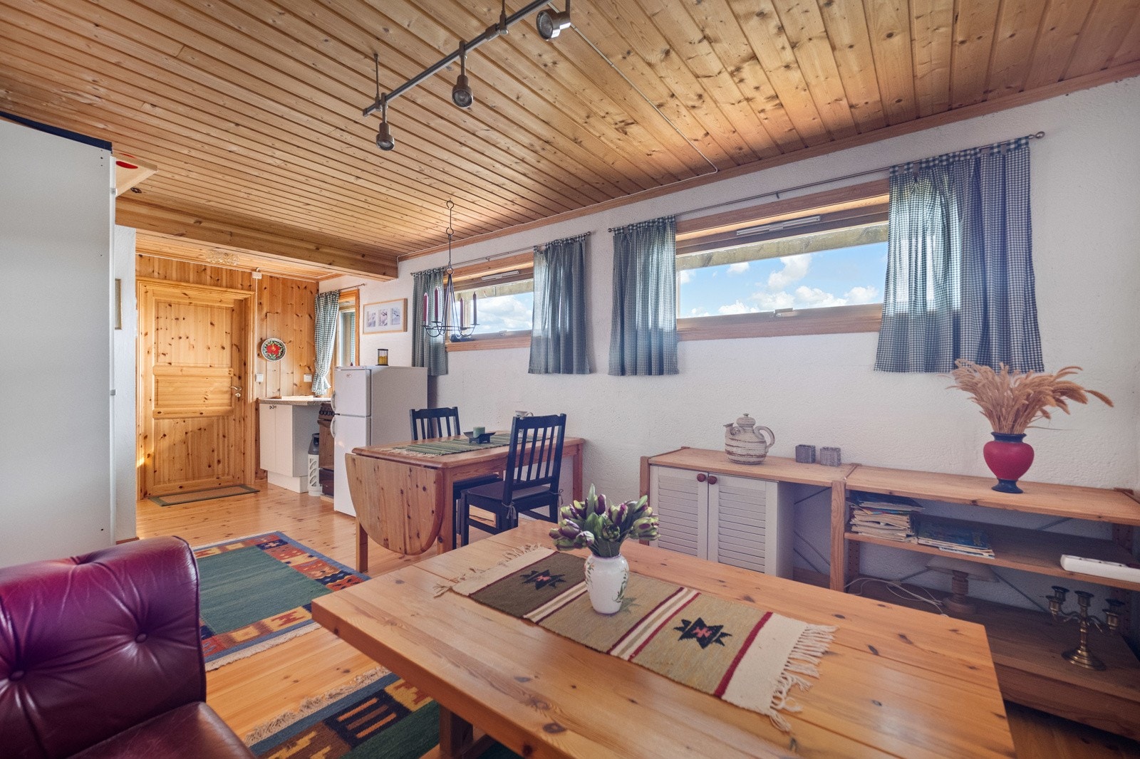 Om ønskelig er det rom for flere sittegrupper i kjelleren Galleribilde