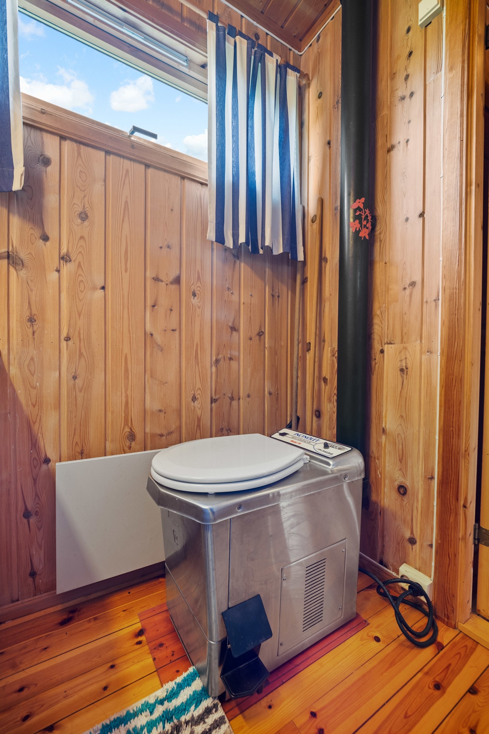 I 2020 ble wc-rommet oppgradert med nytt forbrenningstoalett. Galleribilde