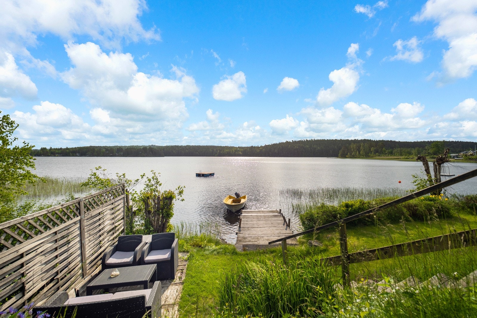 Nede ved bryggen har hytta en markterrasse med levegg mot naboen. Galleribilde