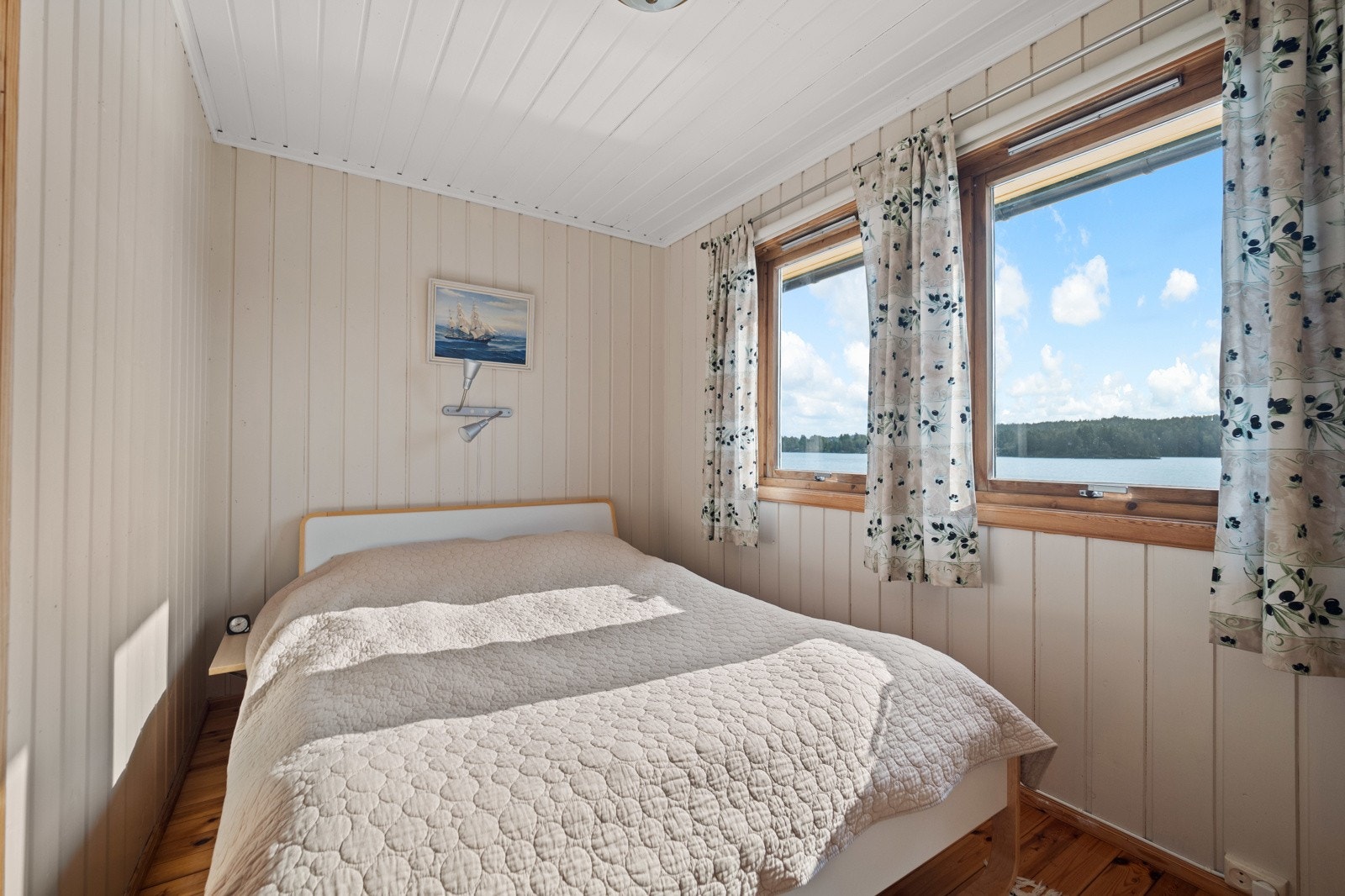 Hytta har et koselig soverom i hovedetasjen, med godt lysinnslipp og glimrende utsikt. Galleribilde