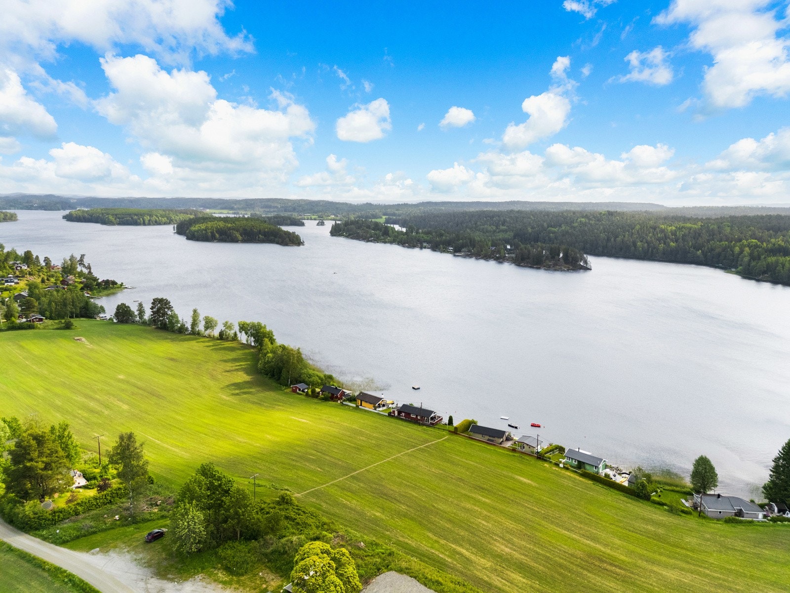 Beliggenheten er rolig og landlig; scenen er satt for feriemodus og påfyll av energi. Galleribilde