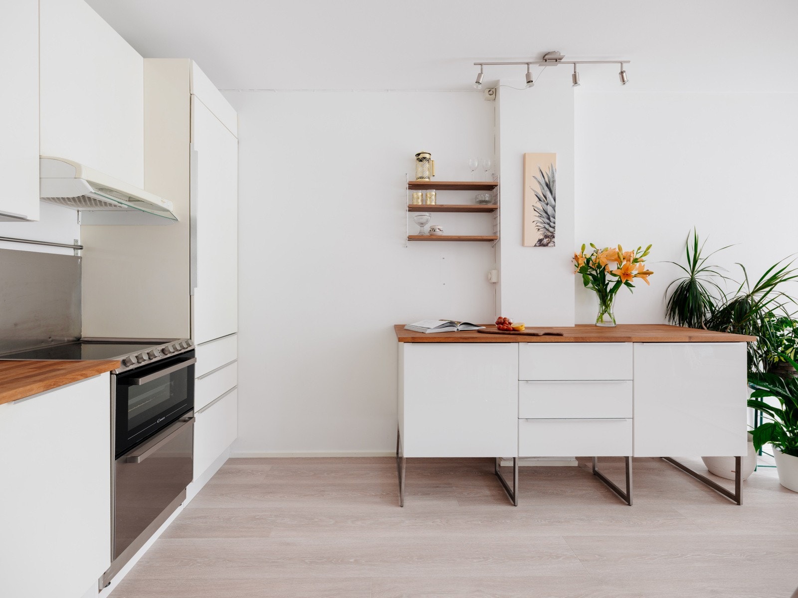 Innredningen har glatte fronter i hvit-utførelse og benkeplate av tre. Galleribilde