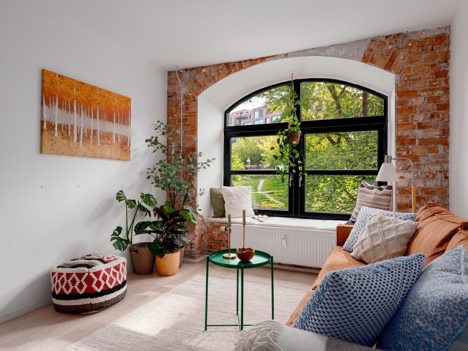 Vinduskarmene er brede og egner seg godt som en koselig sitteplass. Galleribilde