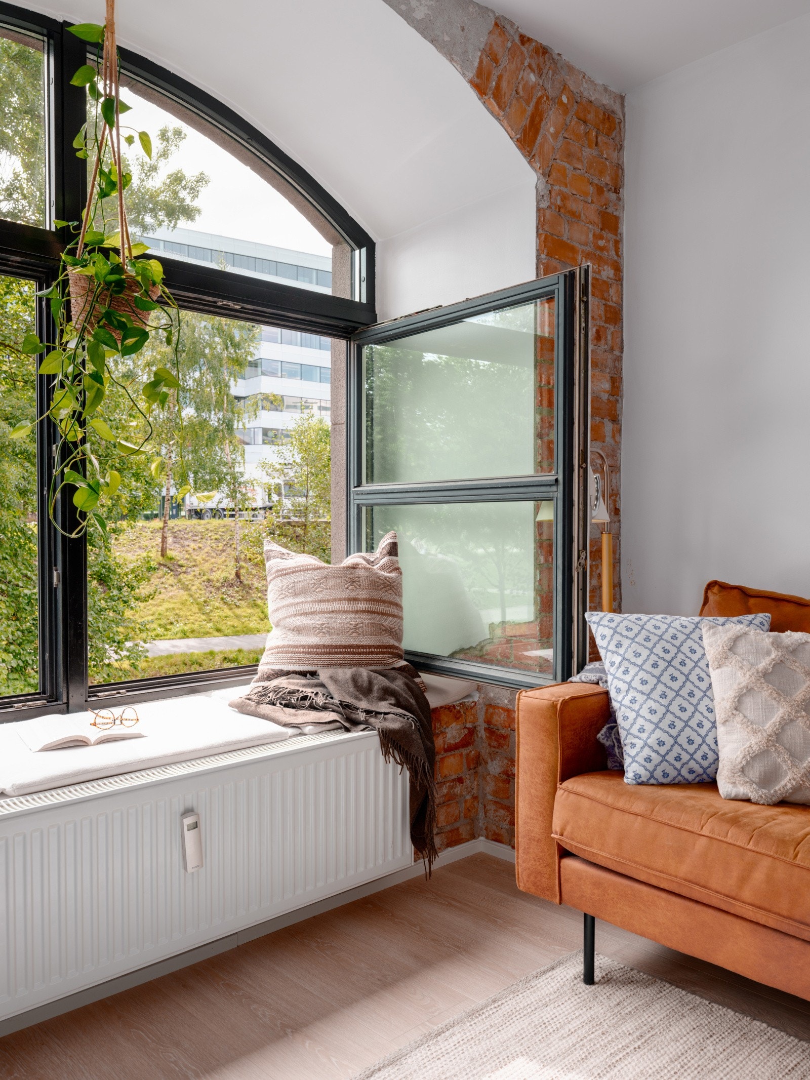 Vinduskarmene er brede og egner seg godt som en koselig sitteplass. Galleribilde