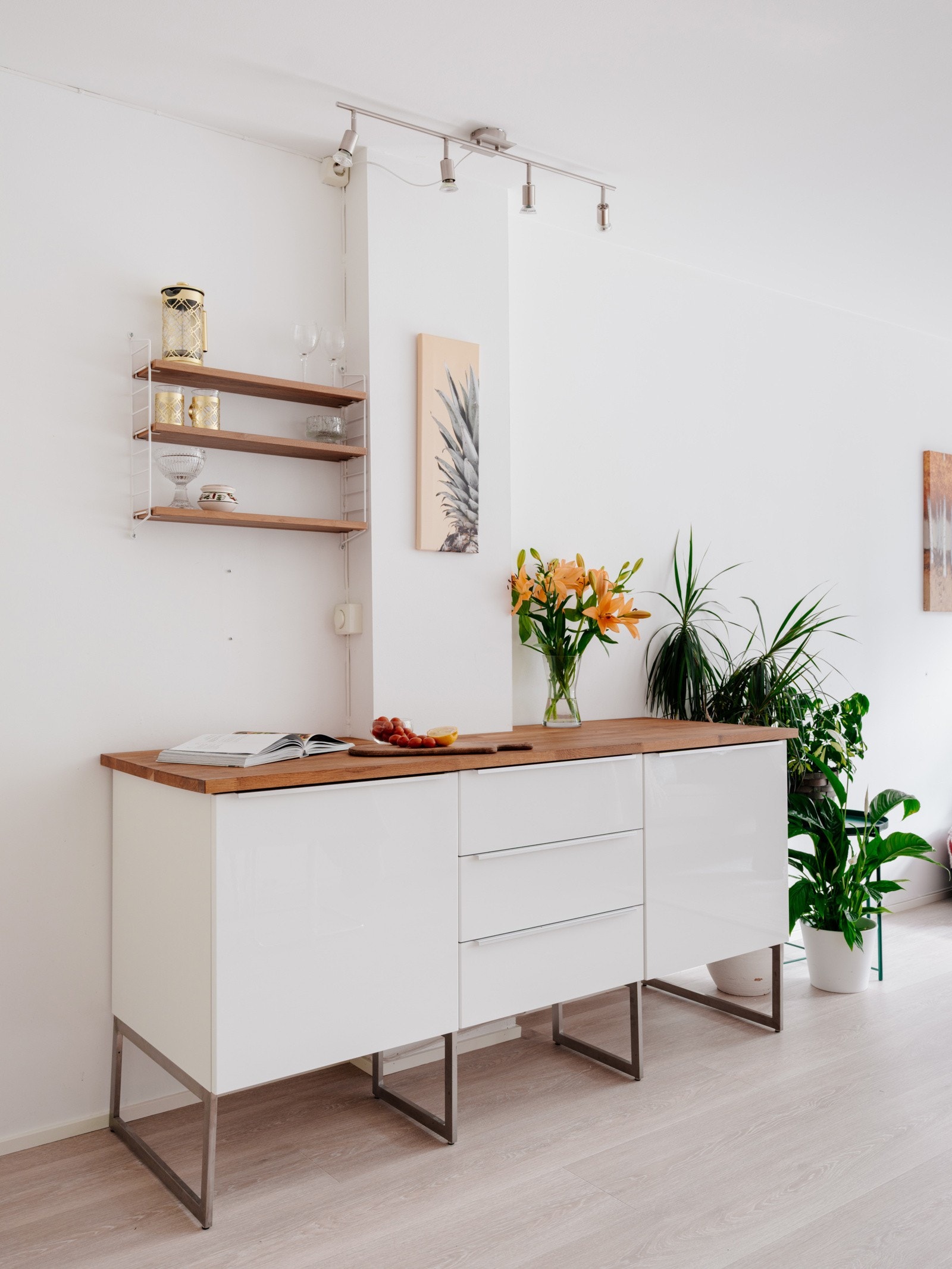 Det er godt med skap- og benkeplass for matlaging og oppbevaring. Galleribilde