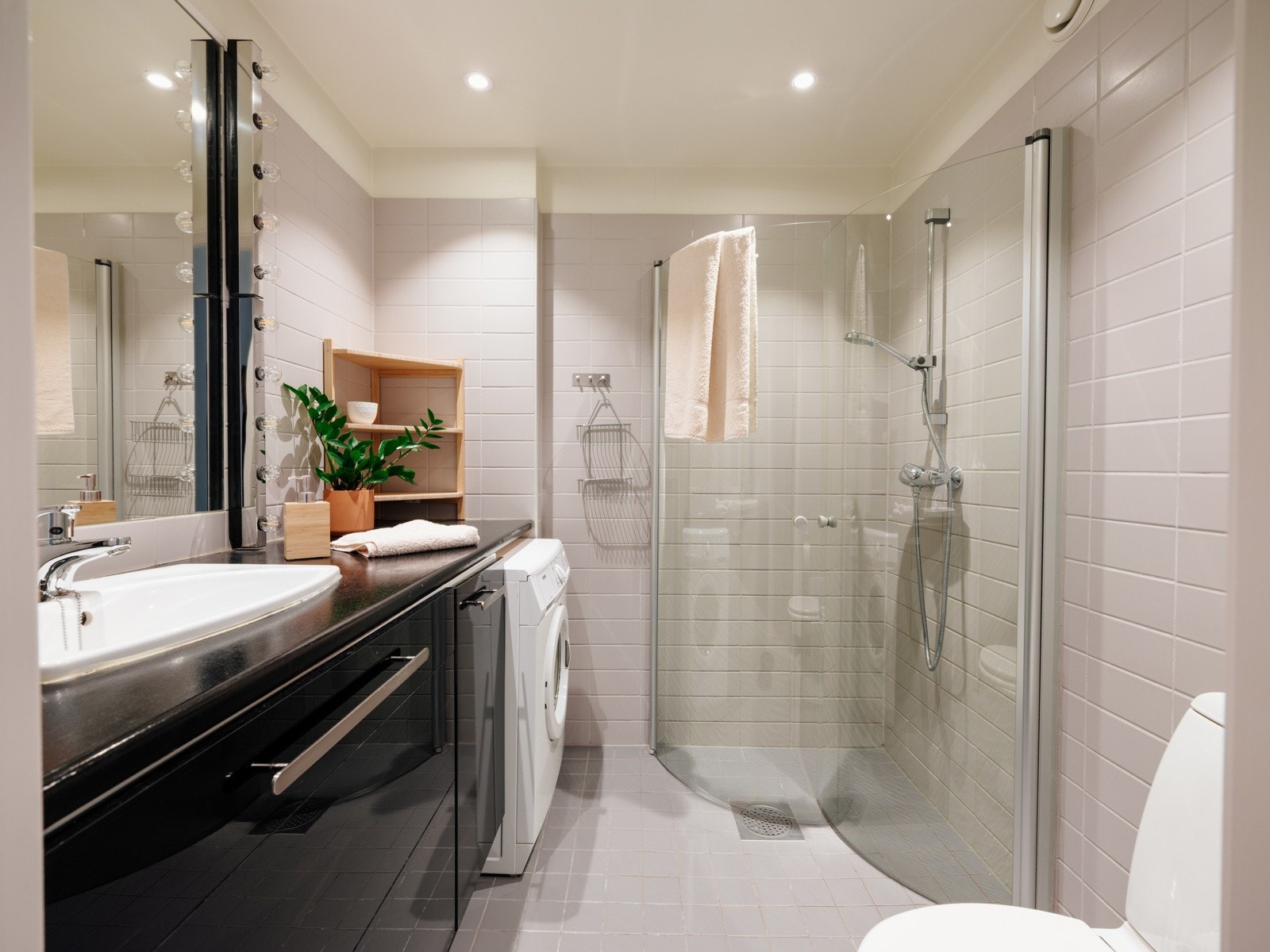 Pent, flislagt bad med behagelig gulvvarme. Galleribilde