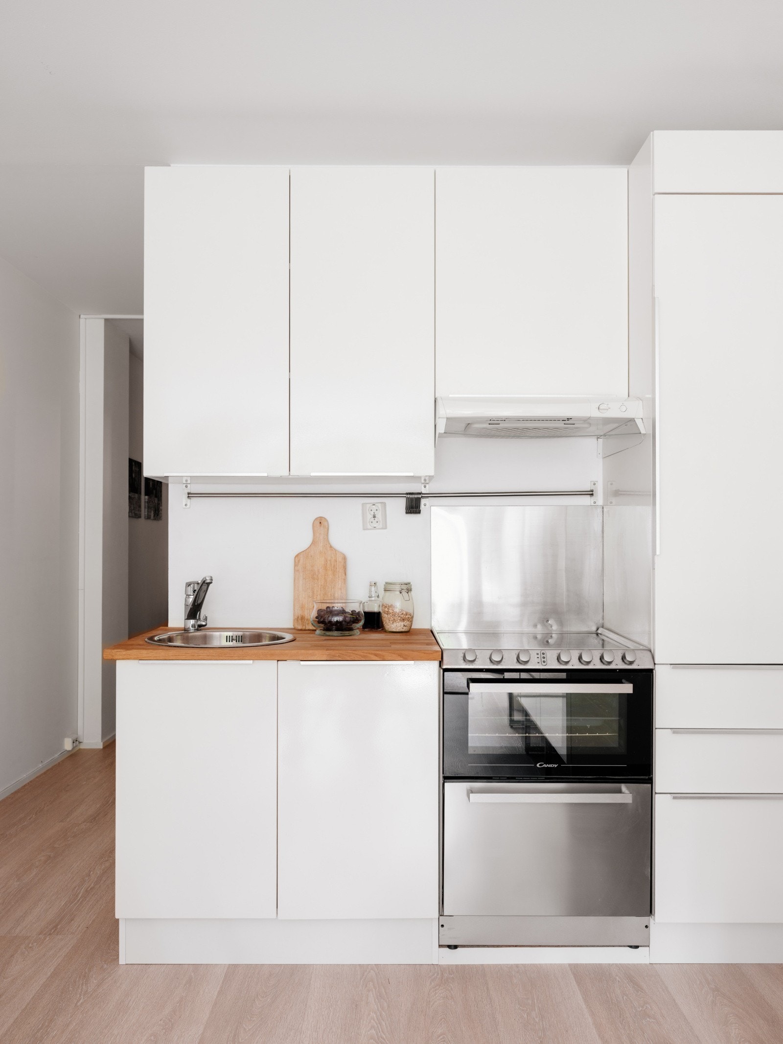 Hvitevarene som kombi komfyr med oppvaskmaskin og kjøleskap med fryserdel medfølger handelen. Stekeovn og oppvaskmaskinen er ny fra høsten 2024. Galleribilde