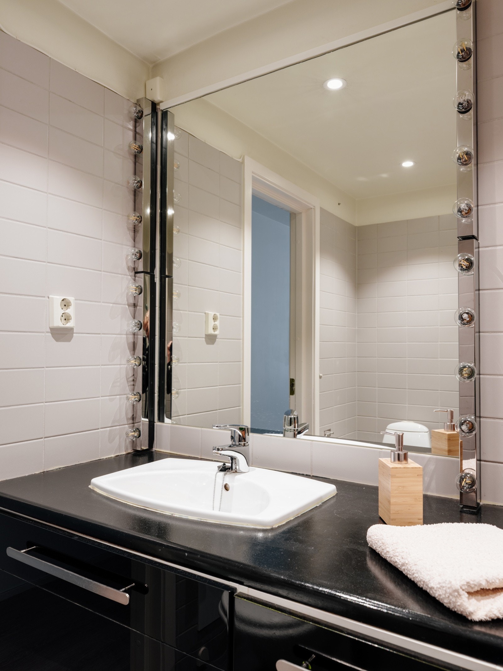 Videre er det opplegg for vaskemaskin, så her har du alt du trenger på baderommet! Galleribilde