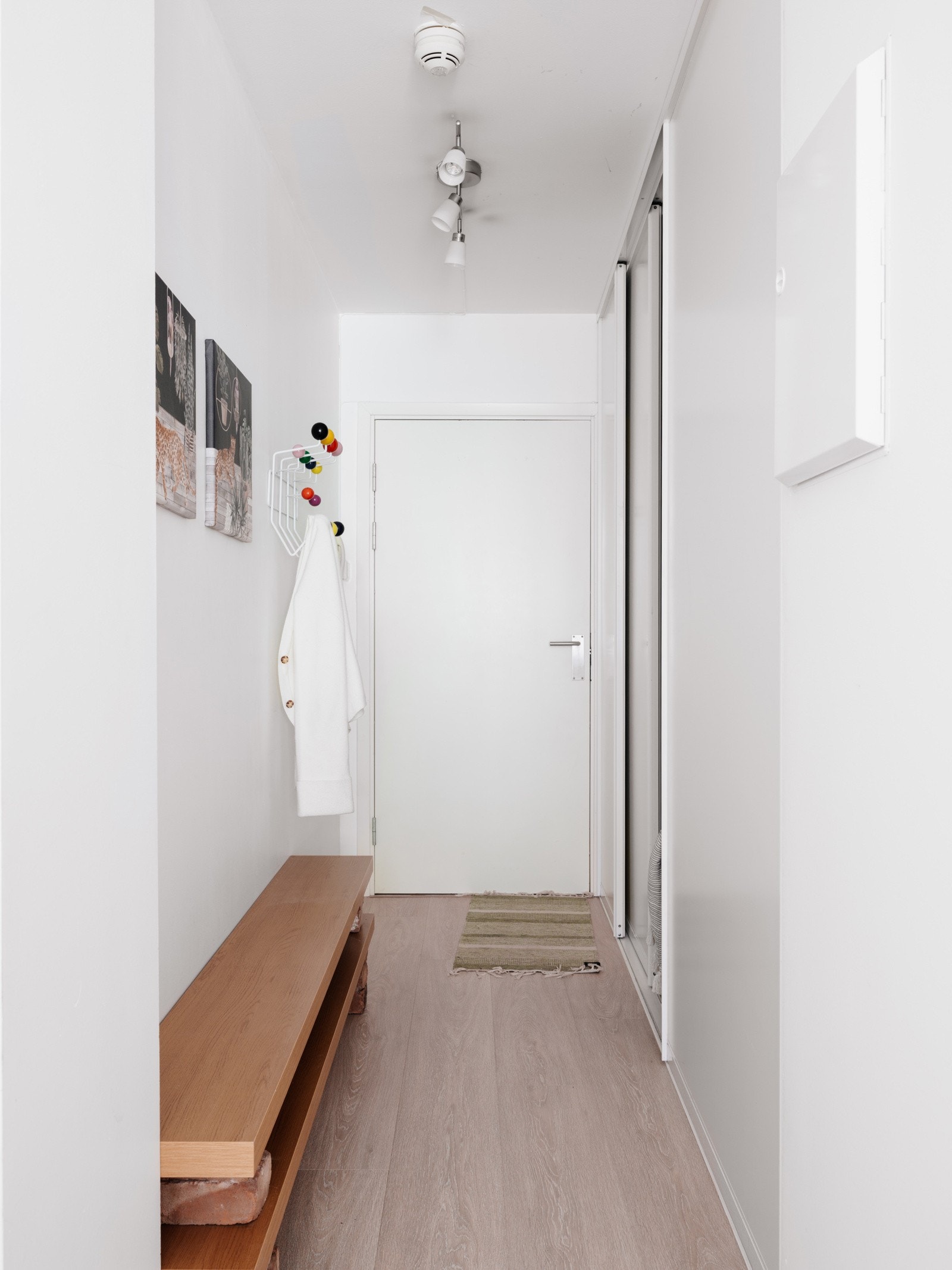 Når du kommer inn i boligen, er det første du møter en lys og innbydende entré. Galleribilde