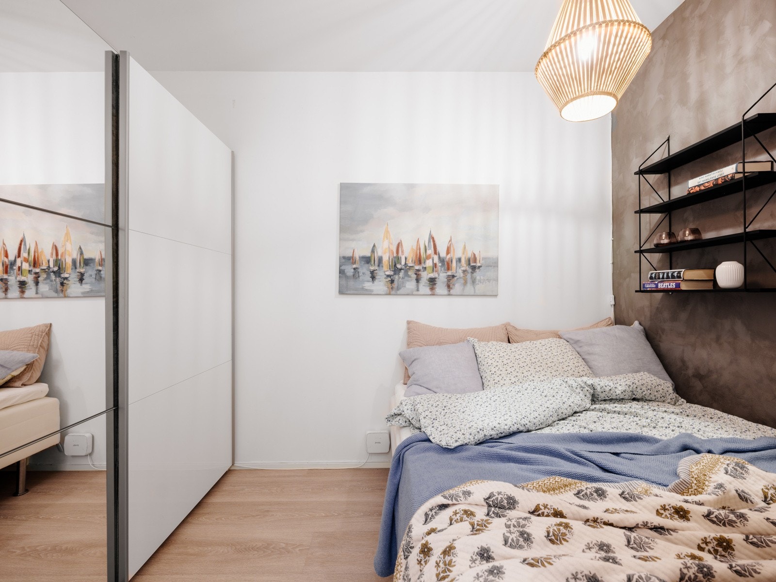 Leiligheten har en praktisk og romslig sovealkove med plass til både dobbeltseng, nattbord og skyvedørsgarderobe. Galleribilde