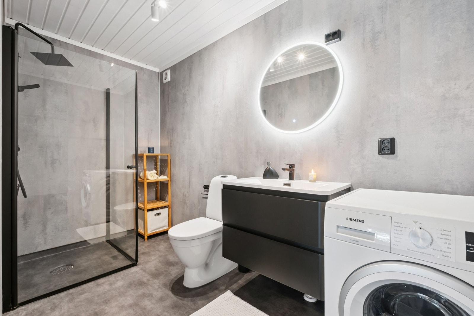 Delikat bad som ble modernisert i 2023. Vinylbelegg på gulv, våtromspanelpå vegg. Varmekabler fra byggeår. Dusjhjørne med svarte detaljer og glassdører Galleribilde