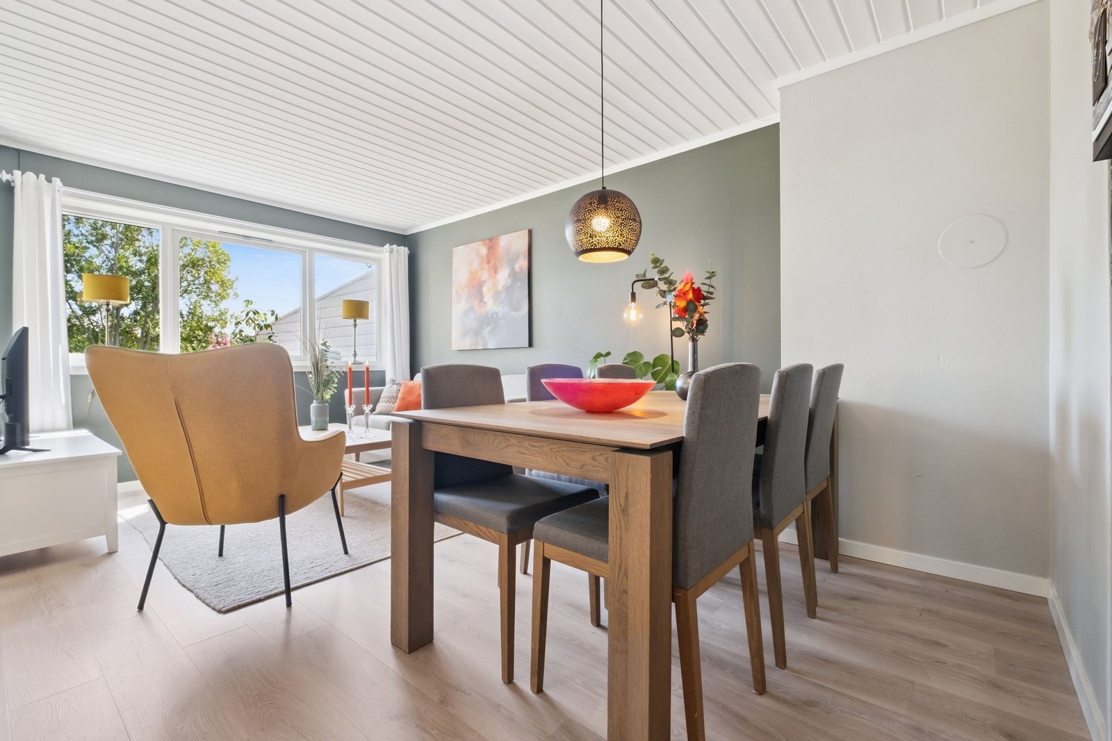 Leiligheten har nye overflater fra 2023 hvor det er lagt gipsplater malt i lune, moderne fargevalg. Plass til spisegruppe. Galleribilde