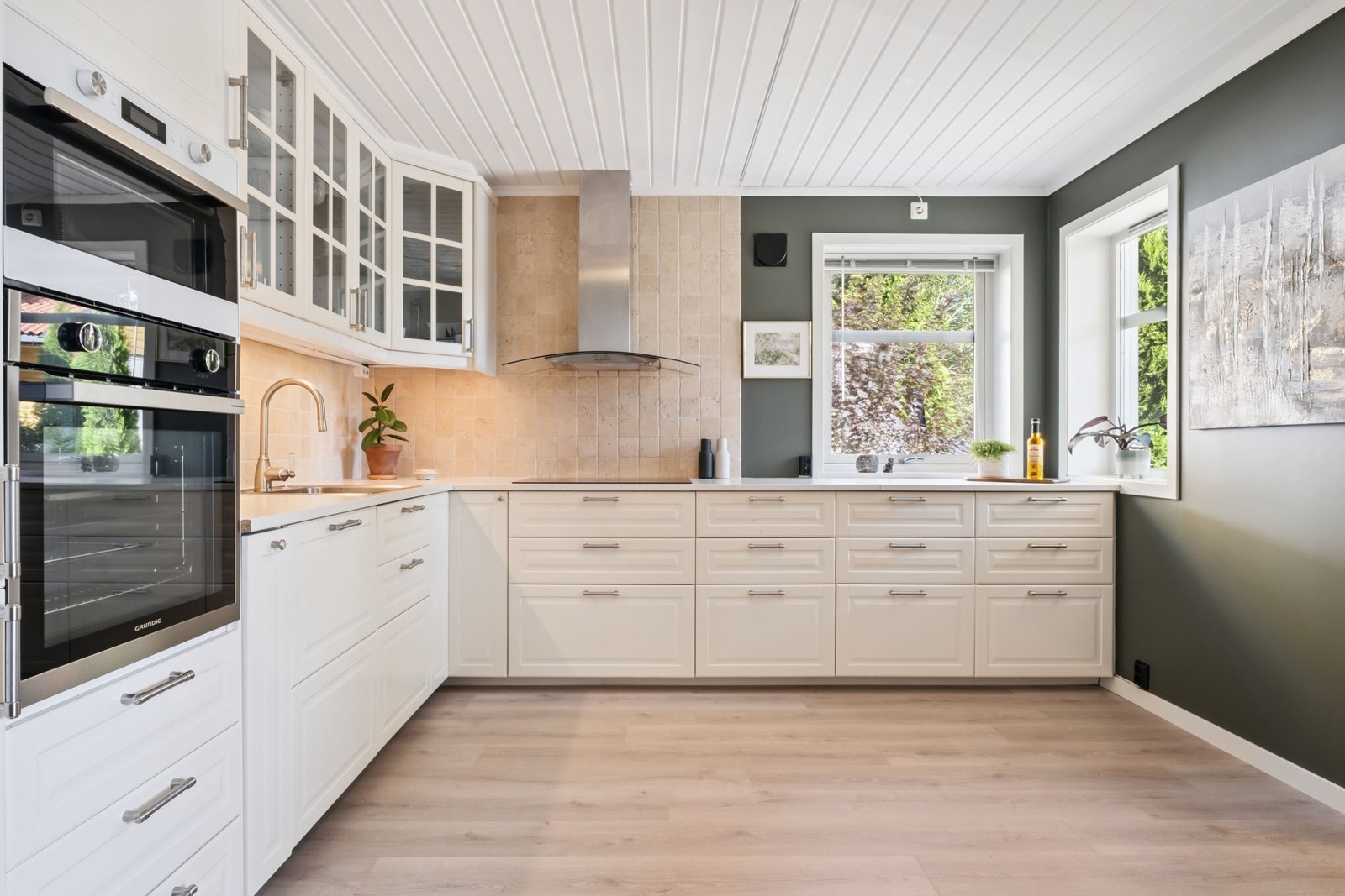 Åpen stue og kjøkkenløsning med profilerte fronter og laminat benkeplate. Fliser over. Galleribilde